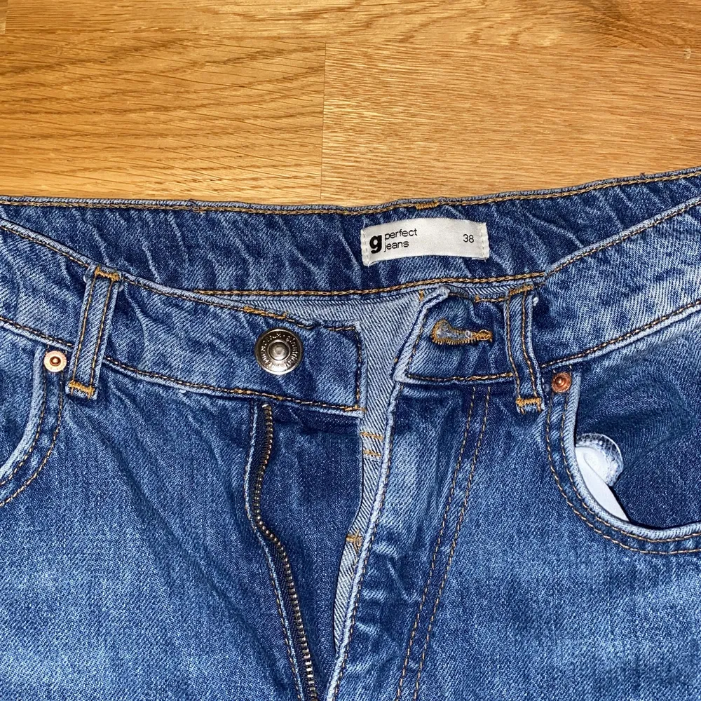 Inte använt särksild många gånger. Väldigt fina jeans i bra skick. Modellen är 90’s high waisted. Säljer för att dem blivit för små. . Jeans & Byxor.