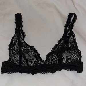 Svart spets bralette storlek S - Svart spetsbralette från monki i Storlek S, aldrig använd så i nyskick, justerbara axelband💖 frakt 11kr