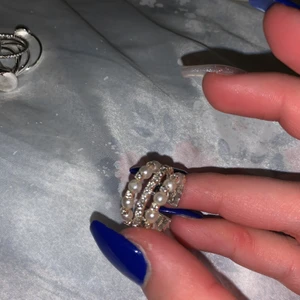 Ring  - Ring köpt på alberta guld, är inte äkta silver men har hållt sig bra och inte tappat färg🤍 ringen är one SIZE 