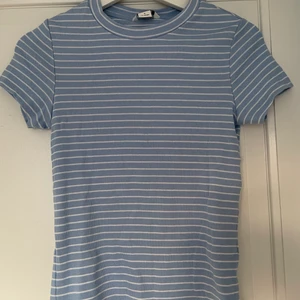 T-shirt från monki  - Superfin Blå randig t-shirt från Monki. Knappt använd. 