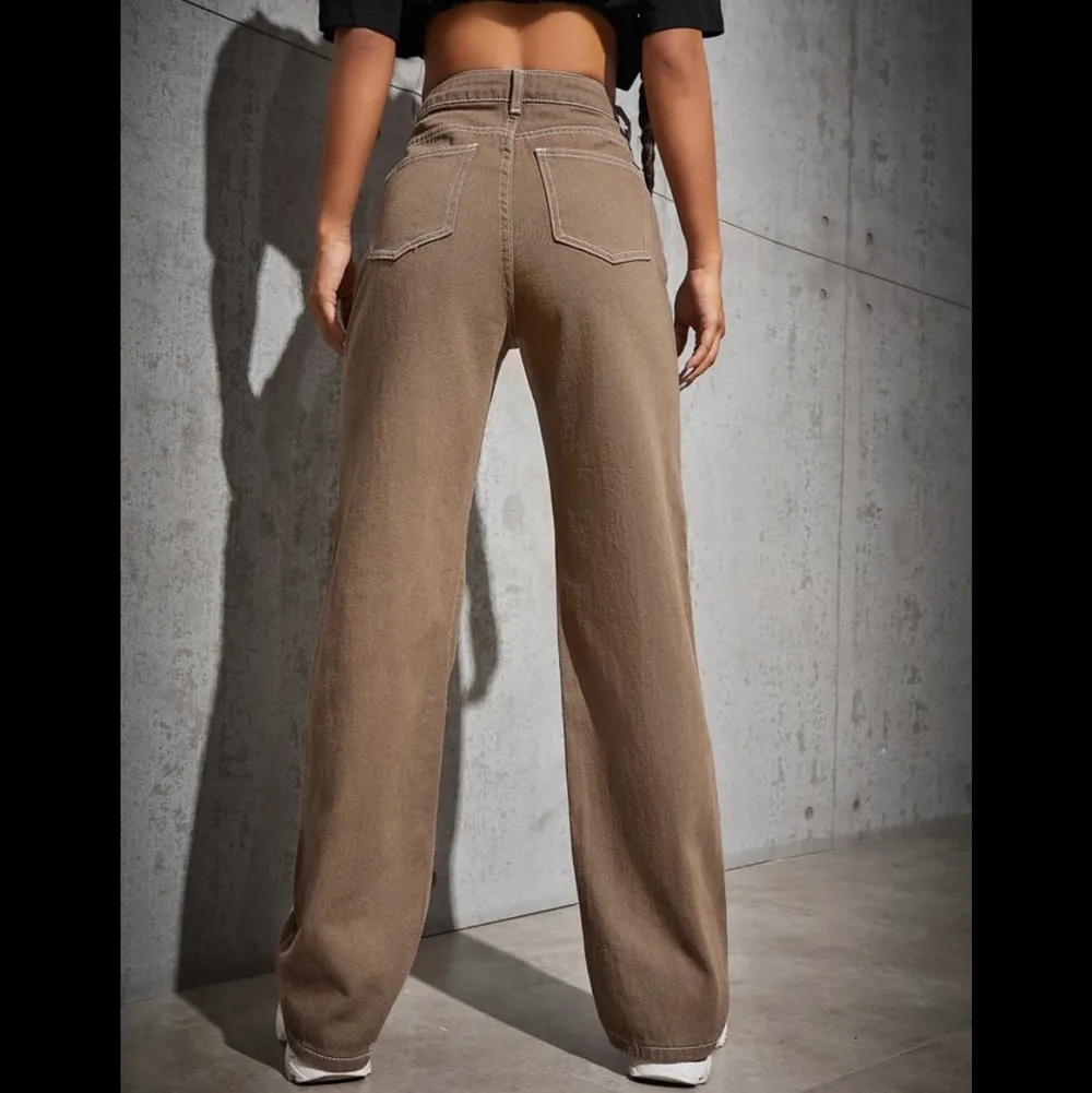  Super fina byxor i brun färg. Helt nya   St. S.      Lite stor i storlek men det gör dom mer coolare.         . Jeans & Byxor.