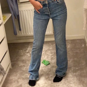 Snygga jeans, bra skick!  - Bra skick! Storlek 34. Jag är 168 lång🤝