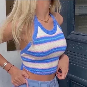 topp från zara - Lägger ut igen pågrund av oseriös köpare!! Tänkte sälja min tröja från Zara💓💓 Den finns inte kvar på hemsidan, den är helt slutsåld. Den är i jättebra skick, nästan oanvänd,skriv privat för frågor💓(Storleken är L men passar mig som har XS/S eftersom den går att knyta där bak)💓(den första bilden är lånad men de andra två är mina egna) står ej för frakten