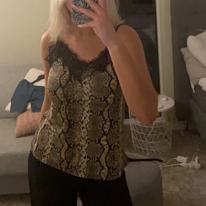 Linne med spets - Säljer detta linnet med spets kant. I storlek XS men passar XS-S. Kostar 80kr + frakt 💓💓 