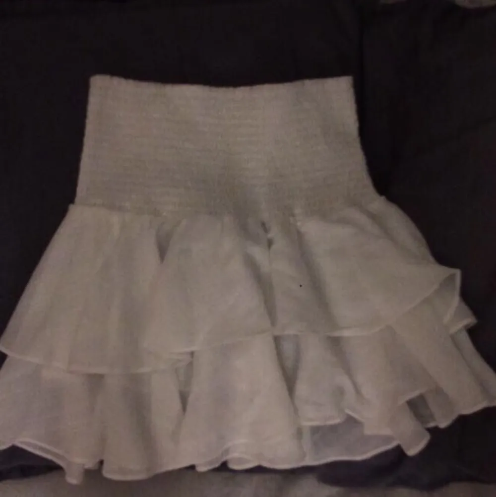 Hejj säljer min nya volang kjol då jag ej använder den❤️ jätte bra skick ock storleken är XS men passar även XXS-M för dens stretchiga matrial😃 hör av er vid frågor, bilder eller köp!. Kjolar.