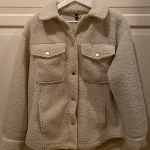 Teddy Jacka - säljer min teddy jacka från H&M, endast använd ett fåtal gånger. storlek s men passar även mig som är en xs. köparen står för frakten 