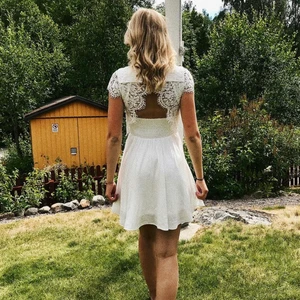 VIT KLÄNNING - Supervacker klänning som passar perfekt till avslutning eller student🌸 Strl S och köptes  2018 för 599kr. Säljer för 200kr + frakt! Använd en gång och därmed superfint skick!!🤍 Klänningen heter ”Princess Dress Antique White” (Bubbleroom)