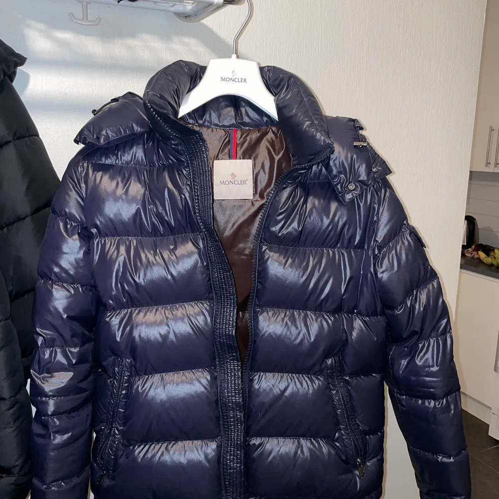 Säljer min Moncler jacka som är storlek 2. Mycket bra skick inga skador eller hål. Kvitto, tags och påse finns fortfarande. Mitt pris är 7500kr. Byte kan vara intressant men söker dock burberry jacka mest.. Jackor.