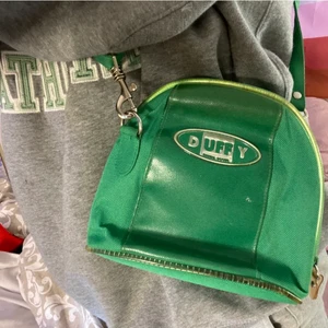 Snygg väska! - ( budgivning! Lycka till alla!😊) Sålde denna väskan för ett tag sedan men budgivaren svarade inte, därför jag försöker igen! En jättefin Duffy väska. Mindre modell med ett band som går att längs och korta. Jätte snygg till sommaren!!!😍😍🙏 