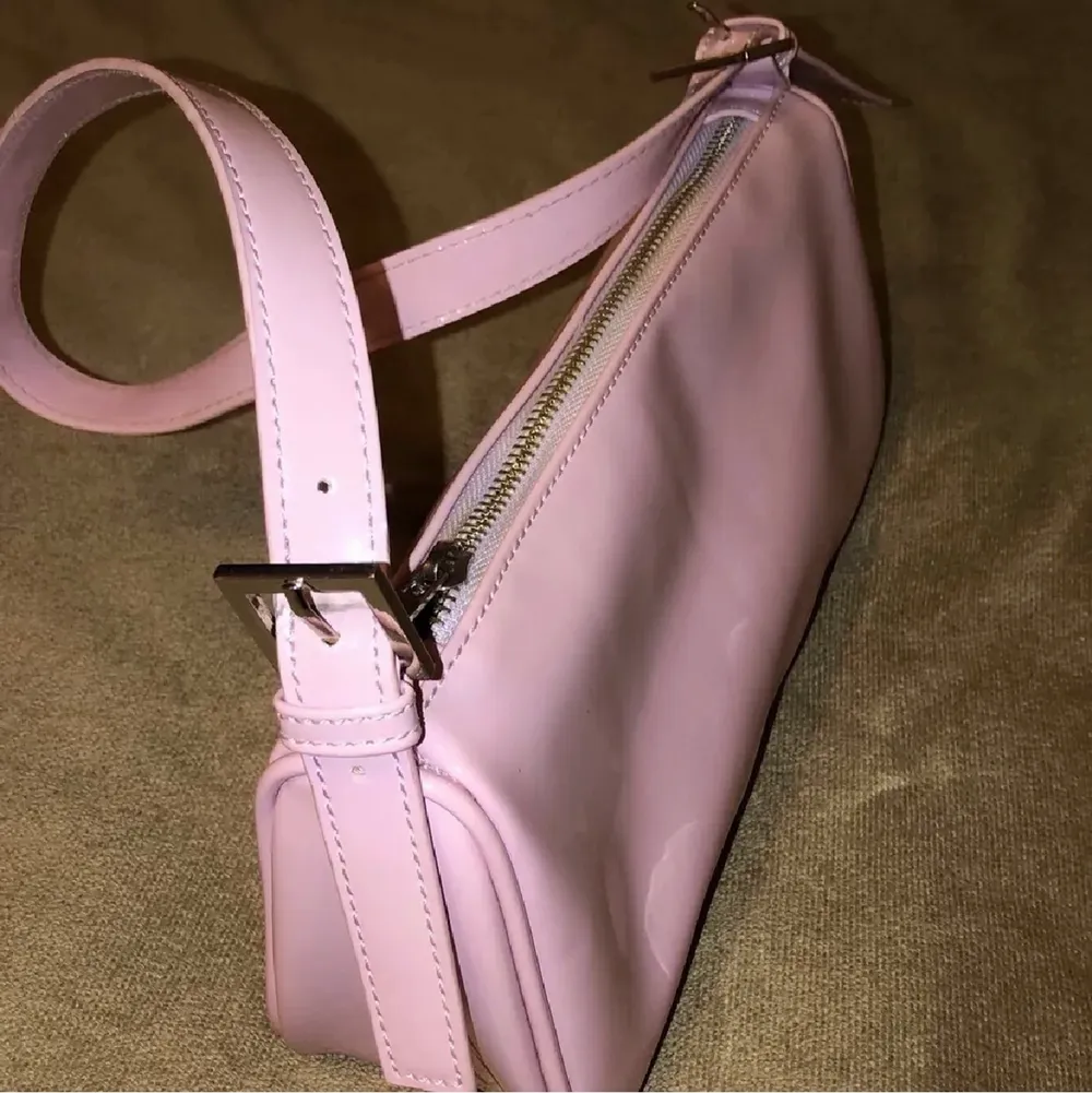 Enkel handväska från Gina som inte finns kvar på hemsidan, aldrig använd pga att det inte riktigt passade min stil, skriv för mått osv🌸. Väskor.