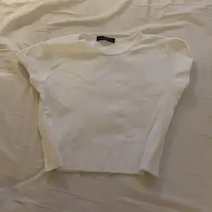Säljer denna supersöta kroppade t-shirt från brandy Melville med puff ärm💗 köpt begagnad av en kompis men endast använd fåtal gånger💗 frakt ingår i priset😘