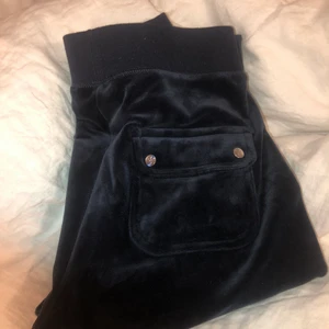 juicy mörk blå - jag säljer nu mina juicy byxor som inte har kommit till användning helt helt nya köpte dom för ungefär 1 vecka sedan.kom privat för mer bilder på dom. Lägg but från 800kr
