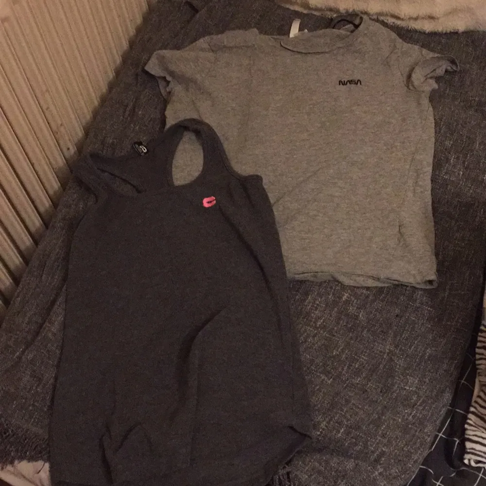 Två tröjor båda för 50kr eller en för 25kr den gråa tröjan är i storlek s och i linnet är det storlek medium hämtas i Eslöv. Tröjor & Koftor.