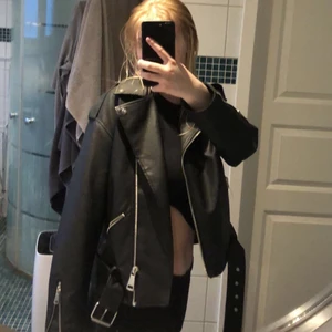 Skinnjacka - ❗️Intressekoll❗️på min skit balla skinnjacka från Nelly, endast använd 1 gång så i nyskick. Den är i storlek 36/S och är oversized i modellen. Inte säker på att ja vill sälja den än men lägger ut den för och se vad jag skulle kunna få för den🐻 tveka inte på att höra av er vid frågor eller bilder, kram💕