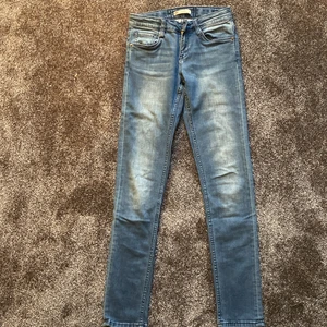 Levis jeans  - Väldigt fina och sköna blåa Levis jeans. Det är bra kvalite på dom och jag har växt ifrån dom. Byxorna är skinny, i storlek XS. Säljer dem för 100kr 