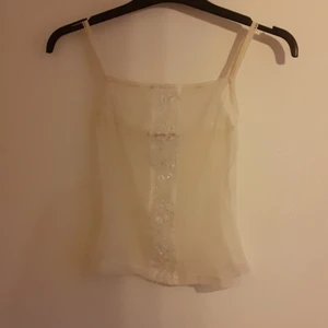 SPETS TOPP MED PÄLOR XS - Fin spets topp med pälor i STRL XS, hel & fin. Djur & rökfritt hem 