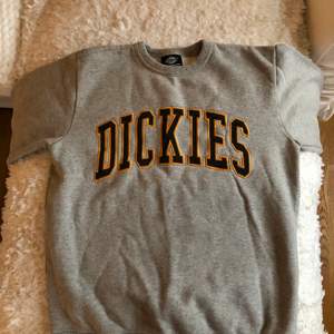 Dickies collegetröja köpt på carlings. använd en gång så den är som ny. bokstäverna är fast sydda i gul-tråd och bokstäverna är mörkgröna. ❗️köpare står för frakt❗️