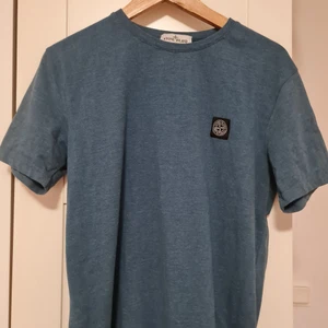 Stone Island blå tshirt  - Väldigt skön tjockare material än vanligare tshirts, nästan oanvänd, väldigt fin, fräsch och somrig blå färg 