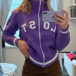 Vintage tröja - Skitcool lila tröja med hög hals. Fint skick