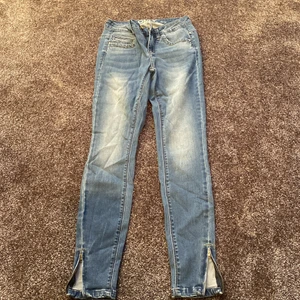 Blåa jeans  - Säljer mina blåa jeans från only i storlek 25/32 för 50kr. Aldrig använt dessa byxor så dom är i fint skick! Dragkedja längst ner på byxbenet 