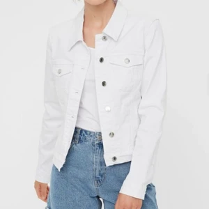 Jeansjacka - Vit, lite kortare jeansjacka från vero moda. Storlek xs 🤍 är i fint skick. 100kr + frakt
