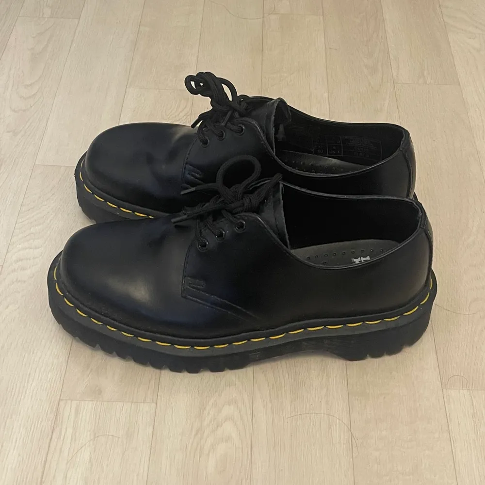 superfina skor från dr. martens😍😍 säljer dock då de inte har kommit till användning!! bara använt två gånger så skicket är så gott som ny!! org pris: 1699 kr ((OBS, frakten som står nedan är bara ett ungefärligt pris)). Skor.