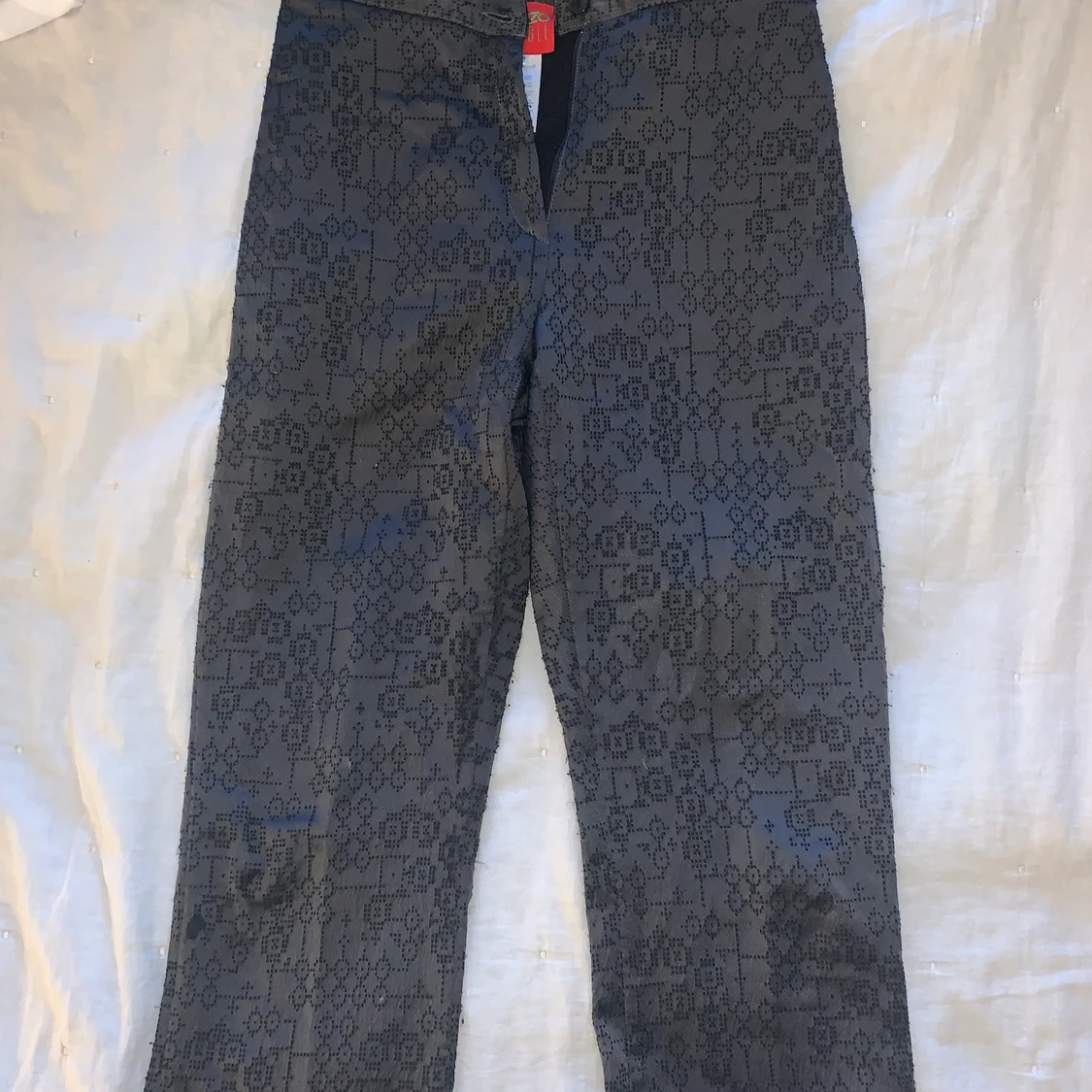 Grå mönstrade byxor 