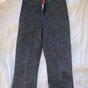 Grå mönstrade byxor  - Grå mönstrade byxor. Lite noppriga därav billigt pris.