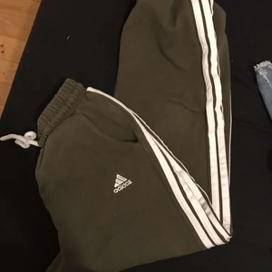 st M - vanliga gröna adidasmjuka st M använt några  gånger sköna sitter perfekt. passar folk som har st S på mjukis.vill bara säga  det är inte äkta adidas ( fejk ) OPS ville bara lägga till att det är en liten fläck på dom.