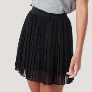 kjol - plisserad kjol från nakd, inga defekter, resor i midjan då skulle säga att den är i storleken xs-m🤩😍