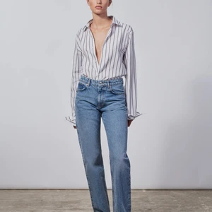 Zara mid rise jeans  - Säljer mina zara jeans för de är för långa för mig.  Färgen är mörk blå och de är knappt använda. Ny pris är 359kr :) Köapren står för frakten. Storlek 36 