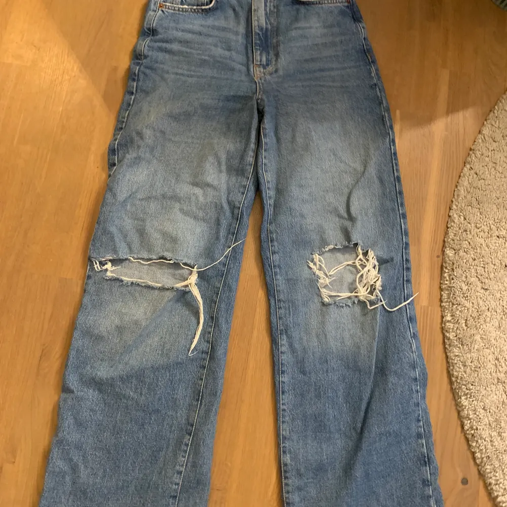 Vida jeans fråna gina tricot med hål på knäna!💕 uppsydda så passar kortare (jag är 163 och de passar mig i längden). Jeans & Byxor.