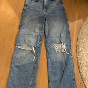 Vida jeans fråna gina tricot med hål på knäna!💕 uppsydda så passar kortare (jag är 163 och de passar mig i längden)