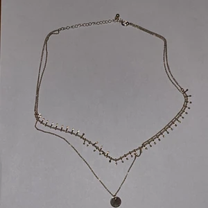 Halsband  - Halsbandet har inte blivit använt och just derför säljer jag det. Köpte halsbandet på H&M för 80:- och säljer nu detta för 27:-