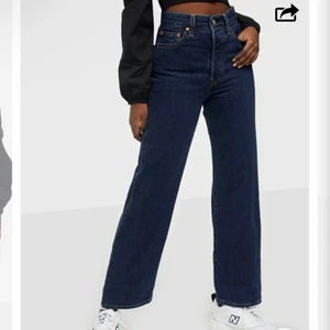Levis ribcage straight - Mörkblåa Levis jeans. Skulle säga att dom passar om man är runt 160-165🥰 Orginal pris 900kr🤍 Frakt ingår ej📦