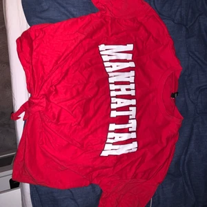 Röd träja - Helt oanvänd tröja från H&M. Storlek M/L. Pris kan diskuteras vid snabb affär🤍