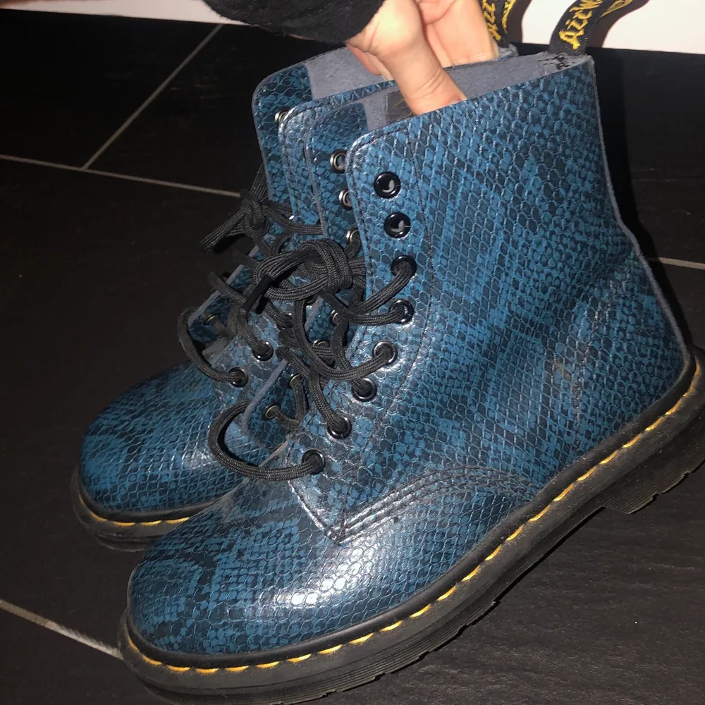 Coola Dr. Martens i blå/svart ormskinnsmönster. Knappt använda och i väldigt bra skick! Nypris var runt 2000. Vid fler bilder eller frågor, skriv ett meddelande. . Skor.