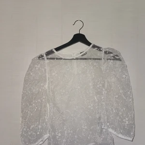 Mesh topp - Jättesöt Mesh topp från ginatricot i storlek 36. Puffade ärmar, knapp baktill. Använd en gång! 