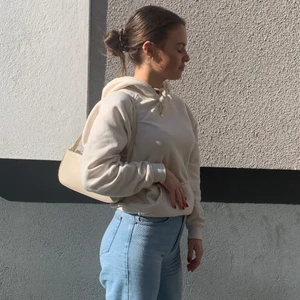 Bikbok hoodie - Cremevit hoodie från bikbok i stl S men passar mig som i vanliga fall brukar ha M i hoodies. Normal - oversize passform (på bilden har jag vikt upp den för en mer croppad look)🥰