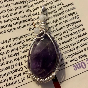 Ametistberlock💜 - Handgjort berlock med ametist och vita pärlor ☺️ Finns endast en av just denna så tveka inte på att höra av dig 💜🌟 