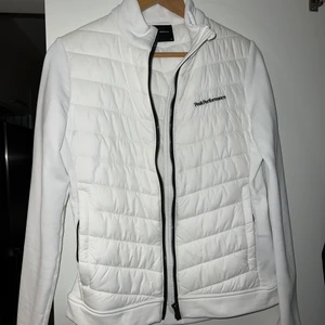 Peak performance  - Använd endast 3 gånger. Kvitto finns. Nypris 2700. Köpt på 20% för 1710 kr