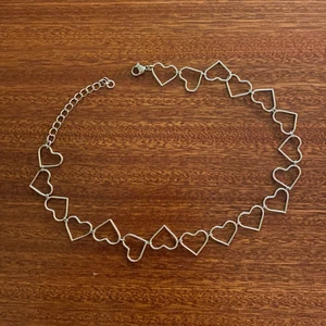 Brandy Melville choker - Halsband med hjärtan, ser ut som på bild 2. Aldrig använd så i perfekt skick! Frakt tillkommer