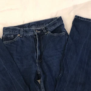 Högmidjade jeans  - Blåa högmidjade jeans från monki. Dem är välanvända men i bra skick. Säljer dem för att dem tyvärr blivit försmå. Dem är i modellen Yoko i storlek 32. För fler bilder kom privat❤️
