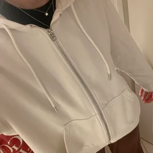 Vit zip up hoodie  - Säljer min vita zip up hoodie från hm. Jätte bra skick!! Kom privat för fler bilder. Säljer för: 100kr+frakt💕