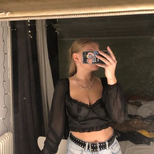Helt ny ”festtopp” - Helt ny topp från Nelly, säljs då den tyvärr inte riktigt är min stil💓 Är i storlek 38 men är lite tight för mig i bysten & har c-kupa<33
