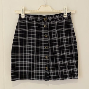 Rutig kjol med knappar - Säljer pga att den inte kommit till användning, lappen är kvar. Skriv för fler bilder❣️