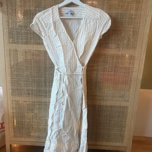 Gulrandig sommarklänning Other Stories - Vacker omlottklänningfrån other stories. I storlek 34. Tyvärr för liten för mig.