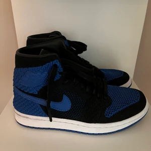 Jordan 1 high - Flyknit material. Storlek 36. Köpta från Nikes egna affär. Fint använda, mycke bra skick. Dock finns inte kartongen kvar tyvärr. (Kunden står för frakt)