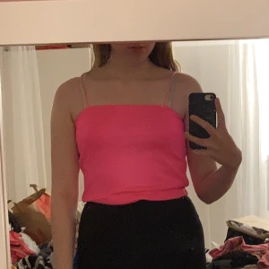 Neonrosa linne  - Neonrosa linne köpt från Bik-bok i strl M.   Vid frågor är det bara att skriva!🥰  Nytvättad!