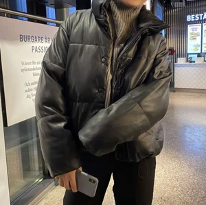 Läderimiterad puffar jacka  - En Läderimiterad puffar jacka från stradivarius, den är lite använd men är i fint skick. Säljer den pga att jag inte använder den så mycket och behöver samla pengar. Den är i stl M men jag tycker den sitter som en S för jag är normalt sätt S. Skriv privat och/eller kommentera om ni är intresserade av den. Jag köpte den för över 600 spänn. 